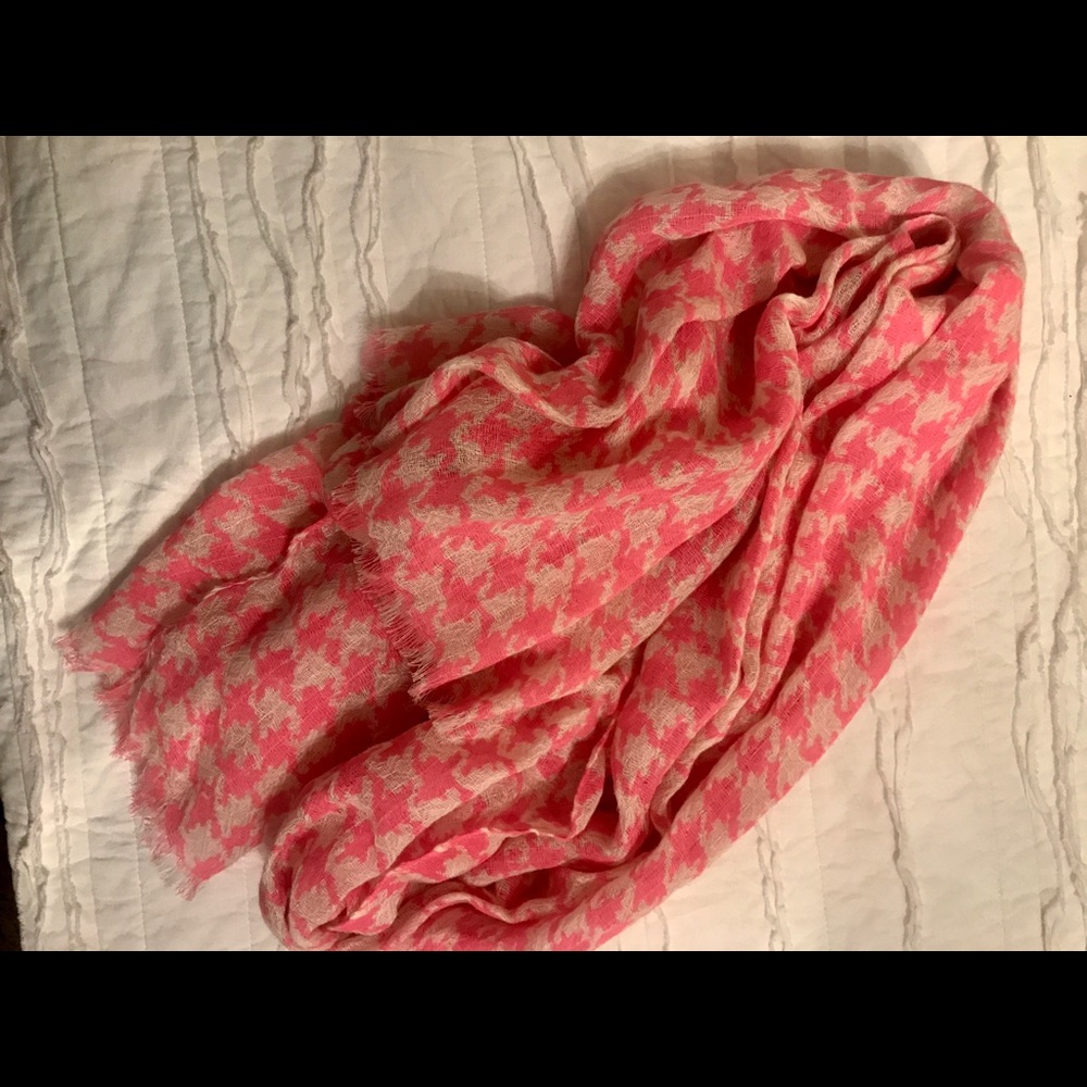Pink houndstooth scarf